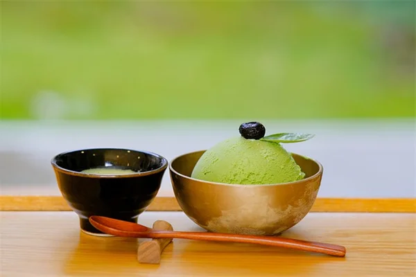 赤い花を冬のインテリアに活かす5つのコツ