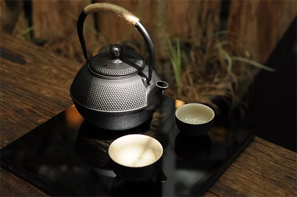 【初心者必見】腰を痛めずに楽にできる！落ち葉掃きの5つのコツ